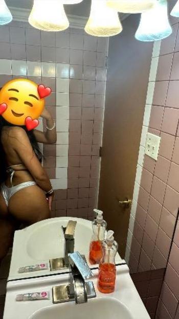 Nilly , 23  female escort, Chicago
